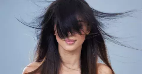 Vlasový trend, který ovládne letošní léto: Motýlí střih sluší každé z nás, i po 45