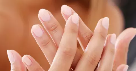 Stav rukou, jejich pokožky a nehtů vypovídá o našem zdraví. Automasáž může pomoci rukám vrátit pružnou pokožku