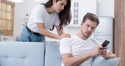 Lucie (43 let) "Neustále mě kontroloval ve snaze, aby mě neztratil. Odchod od něj byl ale jediným řešením, jak se nezbláznit," svěřila se paní Lucie