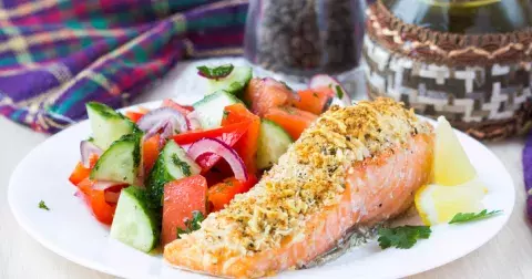 Losos s křupavou krustou a rajčatovým salátem