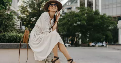 Šaty pro léto 2024, které musí mít každá žena: Podtrhnou vaši ženskost, nosit je můžete po celý rok