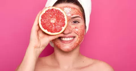 Pleťový peeling umí zázraky. Musíte ale vybrat ten správný. Ty nejúčinnější koupíte od 35 Kč