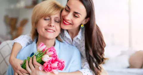 „Můžeme začít znovu?“ zeptala se paní Eva. „Už je pozdě, mami. Mám svůj život,“ odpověděla její dcera. Odešla z domova hned, jak mohla