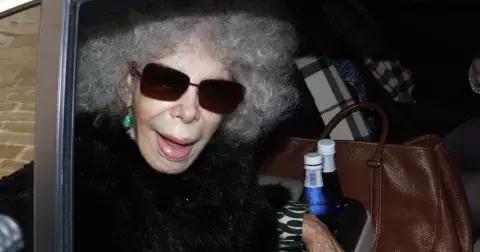 V mládí překrásná vévodkyně z Alby: Měla nejvíce titulů na světě, 22 hrabství a milovala mladší muže. Tvář si zničila plastikami