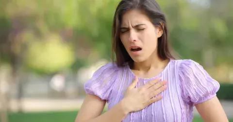 Jaké jsou příznaky blížícího infarktu? Rozhodují minuty. Kdy zpozornět a vyhledat lékařskou pomoc?