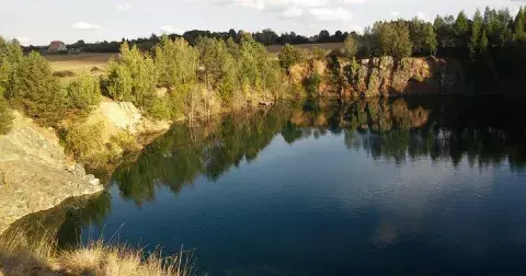 5 nejkrásnějších lomů v Česku, kde budete téměř sami. Místa lákají průzračnou vodou i romantickou scenérií