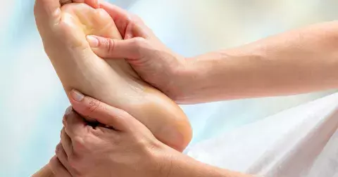 Trápí vás migrény, bolavá záda nebo PMS? Mačkejte si 5 míst na chodidlech, může přijít kýžená úleva