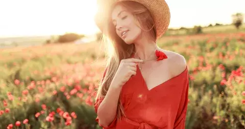 Léto 2024 ovládla vášnivá, ale také elegantní a nadčasová barva: Podívejte se na nejkrásnější červené šaty, které letos musíte mít