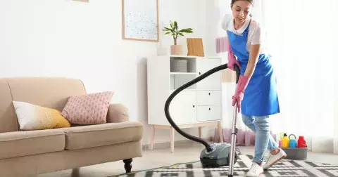 Češka od svého exmanžela vysoudila 5 milionů za domácí práce. Jak je to možné?