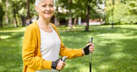 Nordic Walking je lepší než běh. Posílíte celé tělo bez zatížení kloubů a k tomu získáte příjemný bonus