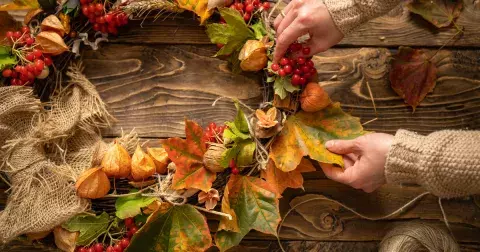 Galerie nejkrásnějších podzimních věnců pro inspiraci. Za pár korun si je můžete vyrobit i doma