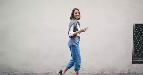 Džíny, které nesmí chybět žádné ženě nad 50 let: Zdůrazní vaše křivky a navíc jsou pohodlné