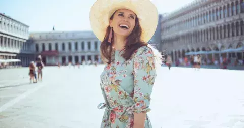 Nadčasové midi šaty plné květů si zamilujete. Unosíte je od jara do podzimu a sluší všem křivkám