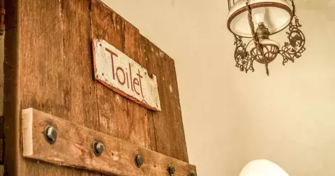 Jak "trůnili" naši předci: Kam se chodilo na WC ve středověku a jak probíhala očista