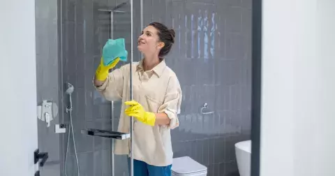 Jak důkladně vyčistit sklo sprchového koutu: Stačí pár ingrediencí, které máte běžně doma
