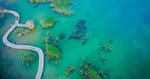 Nové polské Maledivy jsou hitem letošního léta: Nízké ceny a luxusní koupaliště hodinu od českých hranic