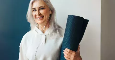 Geniální školní cvik most vám posílí ruce, nohy a zpevní střed těla: Zvládnete ho kdekoliv. Jak na něj, krok za krokem