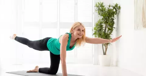 Tři cviky, díky kterým zlepšíte držení těla a zbavíte se bolesti zad: Výsledky uvidíte už za dva týdny