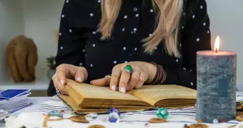 Svědění různých částí těla ukazuje na potlačené emoce