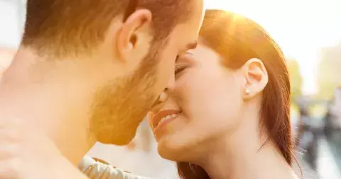 Zákony flirtování: Fyzický vzhled nehraje při flirtování zásadní roli. Jak svádět, aby vám zaručeně podlehl?