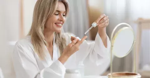 Pleťová séra by měla používat každá žena nad 50: Vyhladí pleť a zbaví vrásek. Ta nejlepší koupíte od 75 Kč
