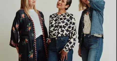 Módní hříchy, které dělají ženy nad 50: Vyhněte se velkým potiskům, bokovkám a zapomeňte na minisukně