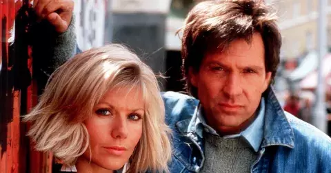 Jak dnes vypadají detektivové Dempsey a Makepeaceová: Krásná blondýnka stojí stále za hřích a se svým seriálovým parťákem mají pořád neutuchající vášeň