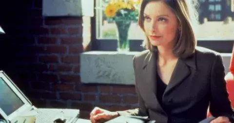 Oblíbený seriál Ally McBeal: Calista Flockhart chtěla být klaunem, bojovala s anorexií a sbalila Indiana Jonese