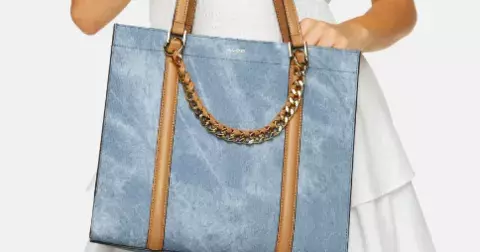 Trend z roku 2000 se vrací: Podzim 2024 ovládnou džínové kabelky. 5 tipů na ty nejkrásnější