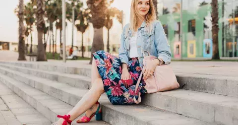 Od plisé až po džínovinu: Nejstylovější sukně léta 2024, které sluší dámám v každém věku