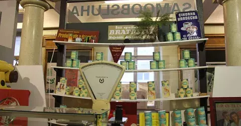 Samoobsluhy za socialismu: Prázdné regály, vůně mleté kávy a fronty na banány. Připomeňme si, co jsme nakupovali k jídlu