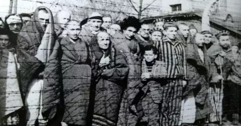 Krejčí z Osvětimi: Martin Greenfield detailně popsal hrůzy holocaustu. Nakonec ho čekal osud, o kterém se mu nesnilo