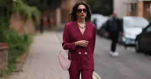 Trendy podzimu 2024, které se právě teď nosí v Londýně. Bordó je nová černá, flanel a zvířecí vzory u nás uvidíte všude