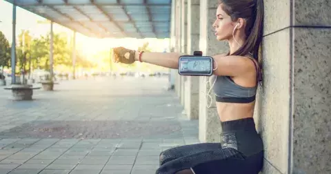 Dřep u zdi je ideální pro pevná stehna a záda. Ocení jej hlavně ženy po 50, rychle uvidíte výsledky