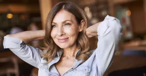 Trendy střihy podzimu 2024, díky kterým omládnete i o 10 let: Zkuste záclonkovou ofinu nebo nesmrtelný lob