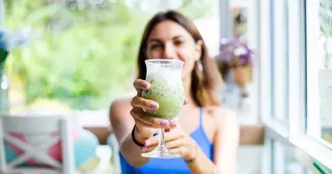 Zázrak, který zpomaluje stárnutí: 7 důvodů, proč byste měli pít tento zázračný nápoj každý den