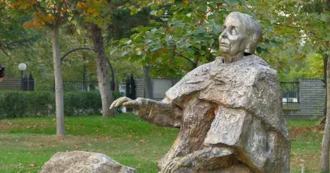 Co řekla Baba Vanga o životě po smrti: Mrtví stále žijí mezi námi a pomáhají nám. Ne každý se ale může převtělit