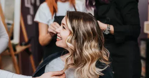 Trendy účesy pro jemné a řídké vlasy: Jednoduché tipy, které vám dodají dvojnásobný objem