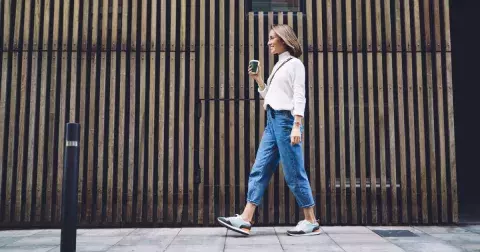 Brzy vytáhneme tenisky a džíny. Co k nim obléct, aby outfit nepůsobil nudně a slušel v každém věku