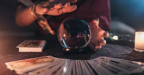 Důkazy, že jste obětí útoku černé magie: Bolesti hlavy, ale i změna stravovacích návyků