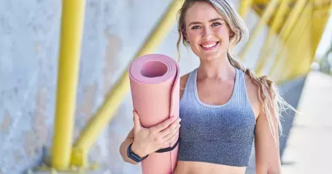 Banální cvik Mrtvého brouka vás zbaví bolesti zad, posílí střed těla a zlepší držení páteře. Zkuste ho