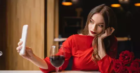 5 trendů v líčení rtů, které ovládnou letošní podzim. Vyberou si konzervativní dámy i ty, které chtějí svými rty uhranout