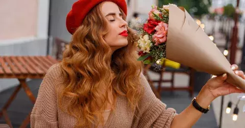 Módní trend podzimu 2024: Vyměňte kabát za dlouhý svetr. Kombinujte eleganci s pohodlím jako Francouzky