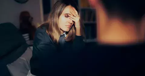 Jitka-40-Žiju v toxickém vztahu, bohužel nevím, jak se z něj vymanit. Jsem zoufalá a stejně přešlapuji na místě