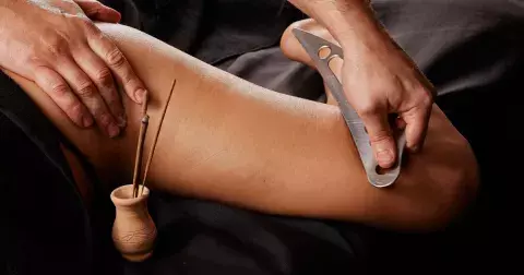 Objevte kouzlo Gua Sha mud masáže: klíč k tónované pleti a relaxaci těla