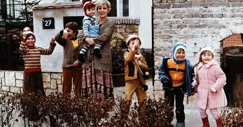 Co dnes dělají děti z komedie století S tebou mě baví svět? Najdeme mezi nimi pošťáka, bankéře, ale také člena sekty