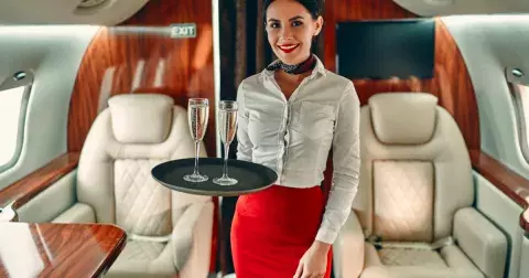 Zpověď letušky soukromých letadel: Luxus vykoupení nestandardními a šokujícími službami nad rámec pracovních povinností