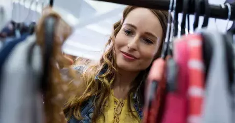 Jak vypadat hubenější klidně i o 5 kilo: Vsaďte na tyto trendy a módní optické triky. Nejsou to jen černá barva nebo svislé pruhy