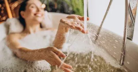 Vysoká spotřeba vody zatěžuje téměř každou domácnost. 6 vychytávek vám ušetří tisíce korun ročně