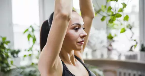 Pozice stromu: Jedním snadným a účinným cvikem si během chvíle zlepšíte rovnováhu, posílíte nohy a zklidníte mysl